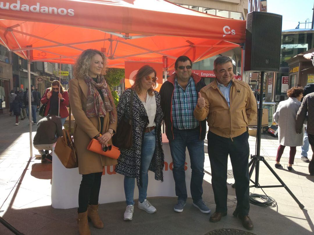 Justo Fernández, acompañado de otros miembros de Ciudadanos
