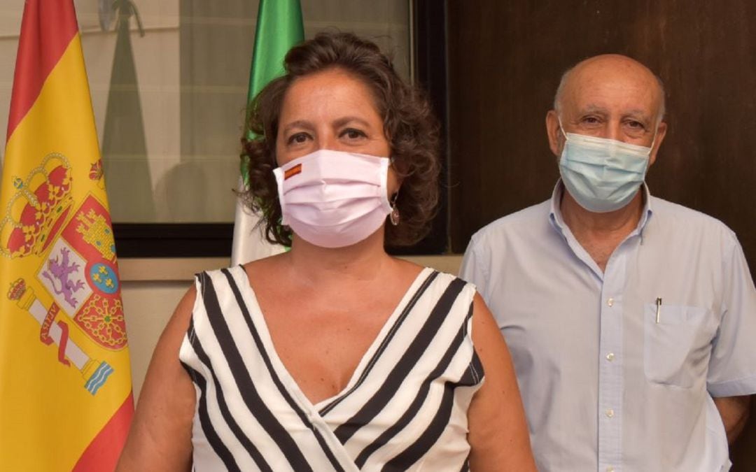 La nueva consejera de Salud y Consumo, Catalina García, acompañada del gerente del Complejo Hospitalario de Jaén, Osamah el Rubaidi, en una imagen de archivo.