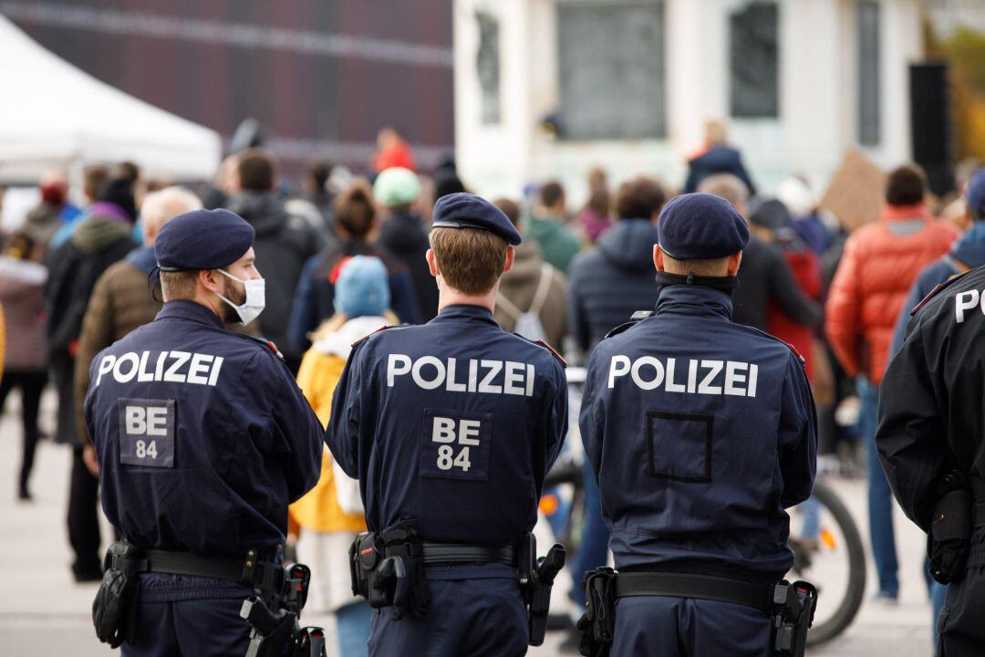 Agentes de policía durante una manifestación contra las medidas del gobierno austriaco para frenar la pandemia en curso del COVID-19