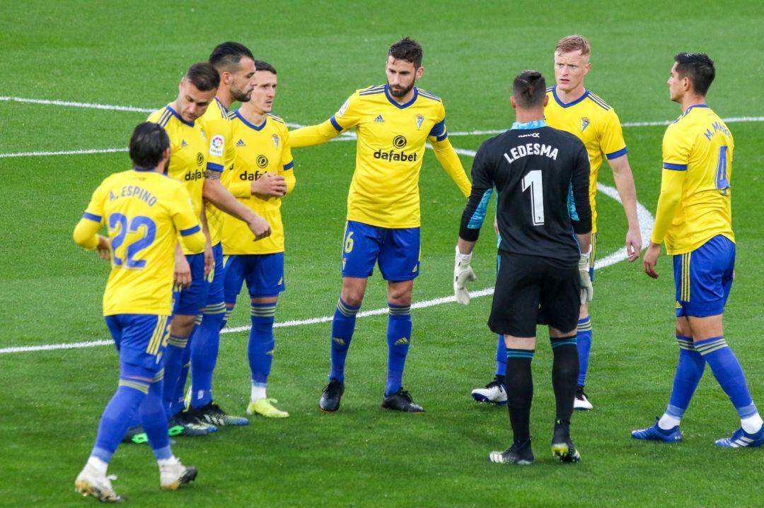 Jose Mari y Jonsson junto con los jugadores del Cádiz en el momento previo del Cádiz-Eibar.