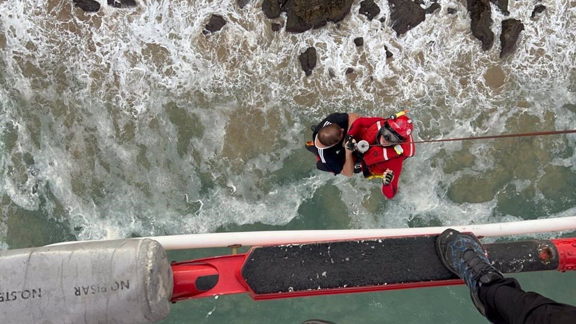 Rescate en helicóptero del hombre atrapado por la marea en unas rocas entre las playas de Trengandin y Berria