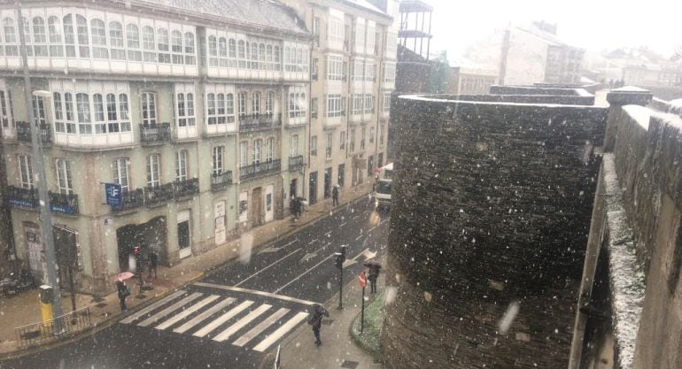 La nieve pintó de blanco la Muralla de Lugo