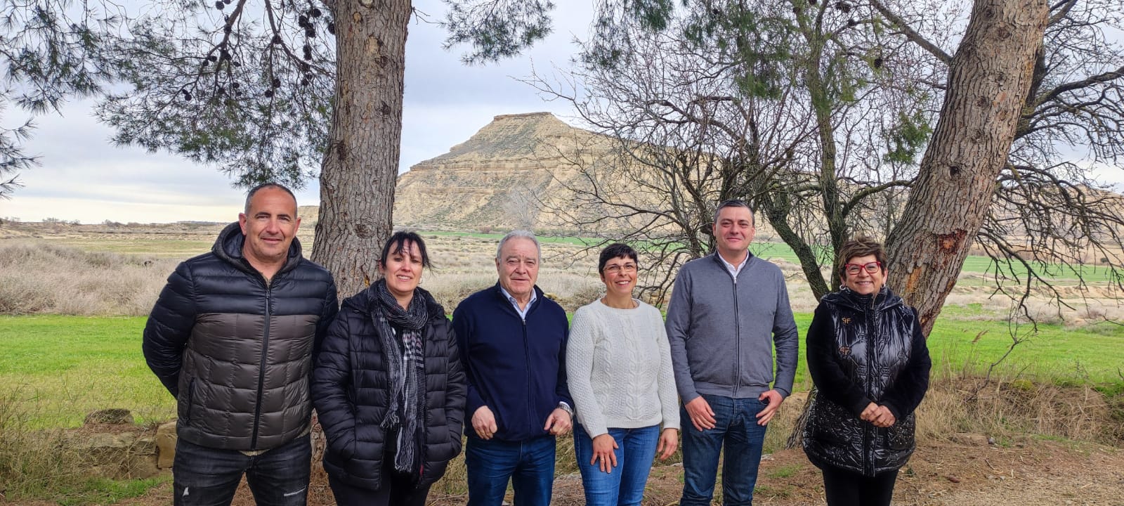 Esther Soler, arropada por Fernando Sabés y Elisa Sancho, Miguel Gracia, Lorena Canales y Joaquín Monesma