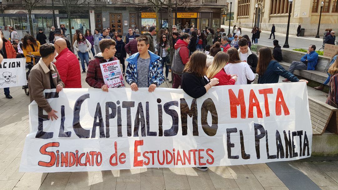 Varios jóvenes sujetan una pancarta reivindicativa en El Parchís de Gijón.