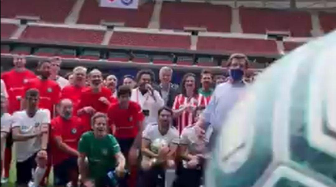 Momento del pelotazo en la cara tras lanzar el balón Martínez-Almeida