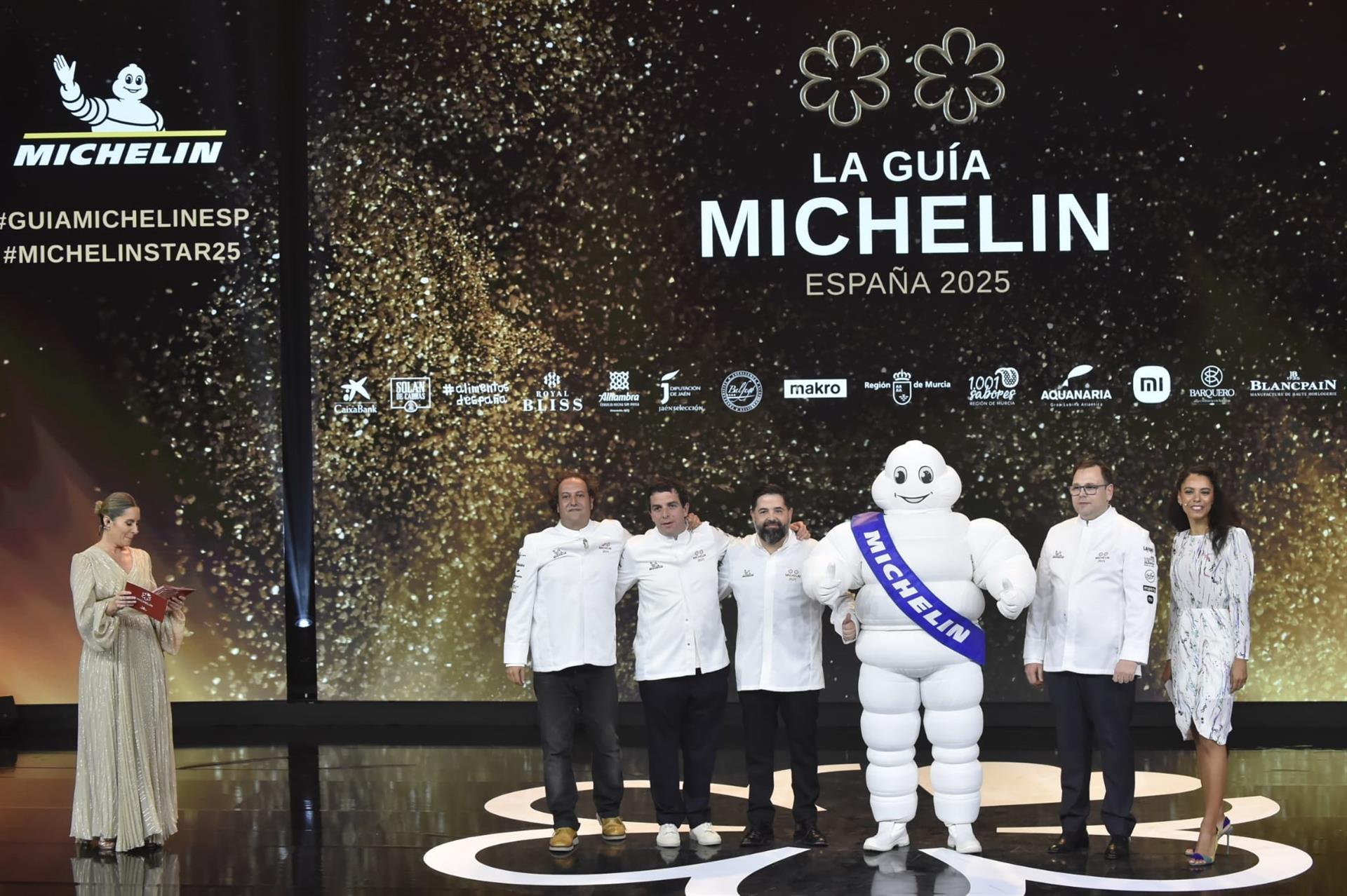 Los chef de restaurantes con dos Estrellas Michelín posan durante la gala de la Guía Michelin 2025. - Javi Carrión