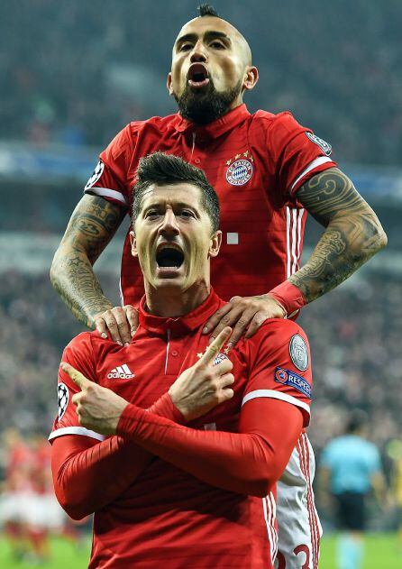 El jugador del Bayern de Múnich Robert Lewandowski celebra un gol con su compañero chileno Arturo Vidal.