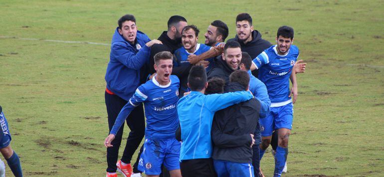 Jugadores del Xerez DFC celebrando uno de los goles del equipo en el Navarro Flores de Rota 