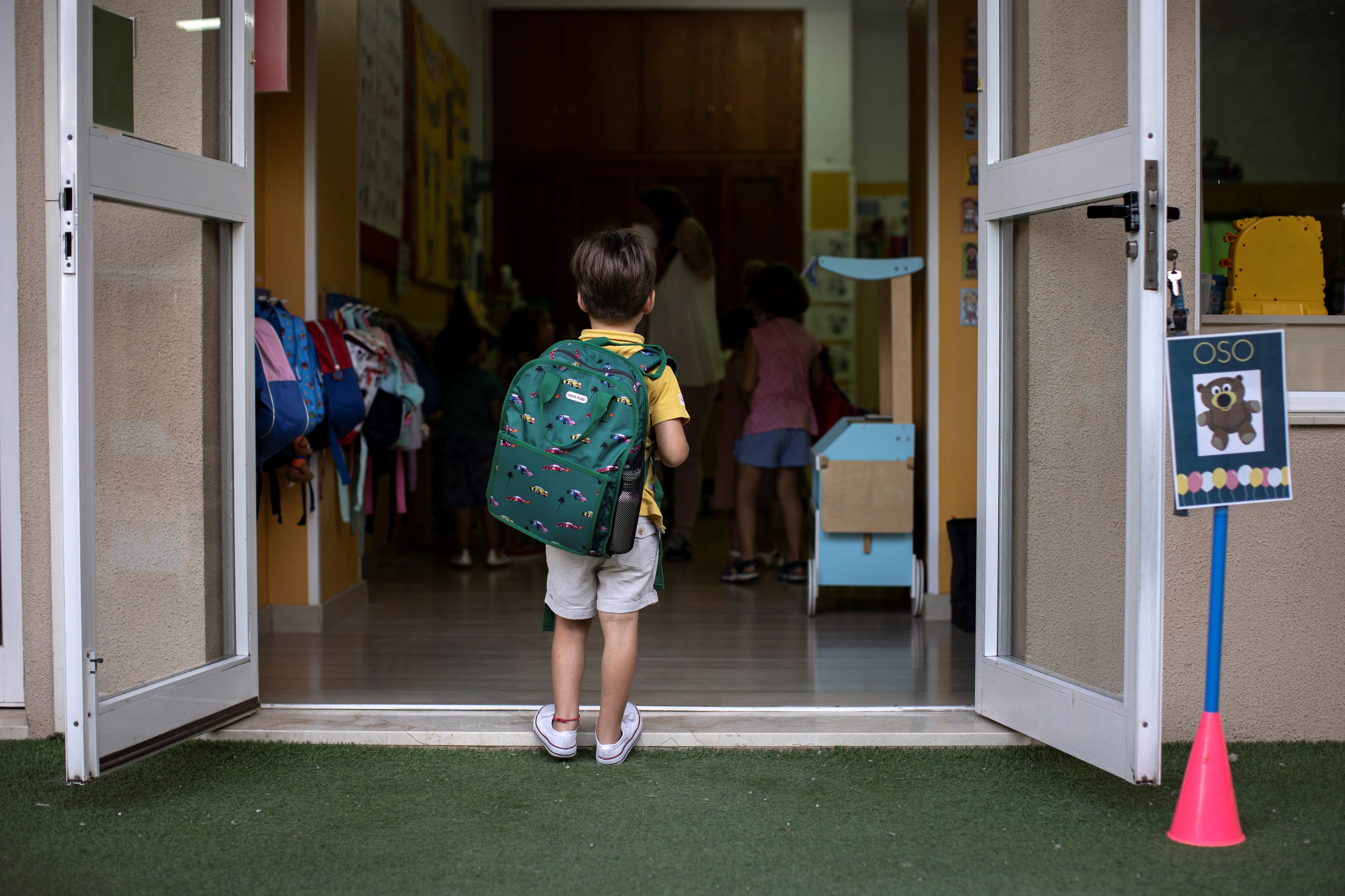 Un niño espera para entrar al aula durante el inicio del curso escolar de Educación Infantil, Primaria, Secundaria y FP 2021-2022 en la Comunitat Valenciana