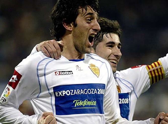 El ex zaragocista Diego Milito celebra un tanto con la camiseta maña