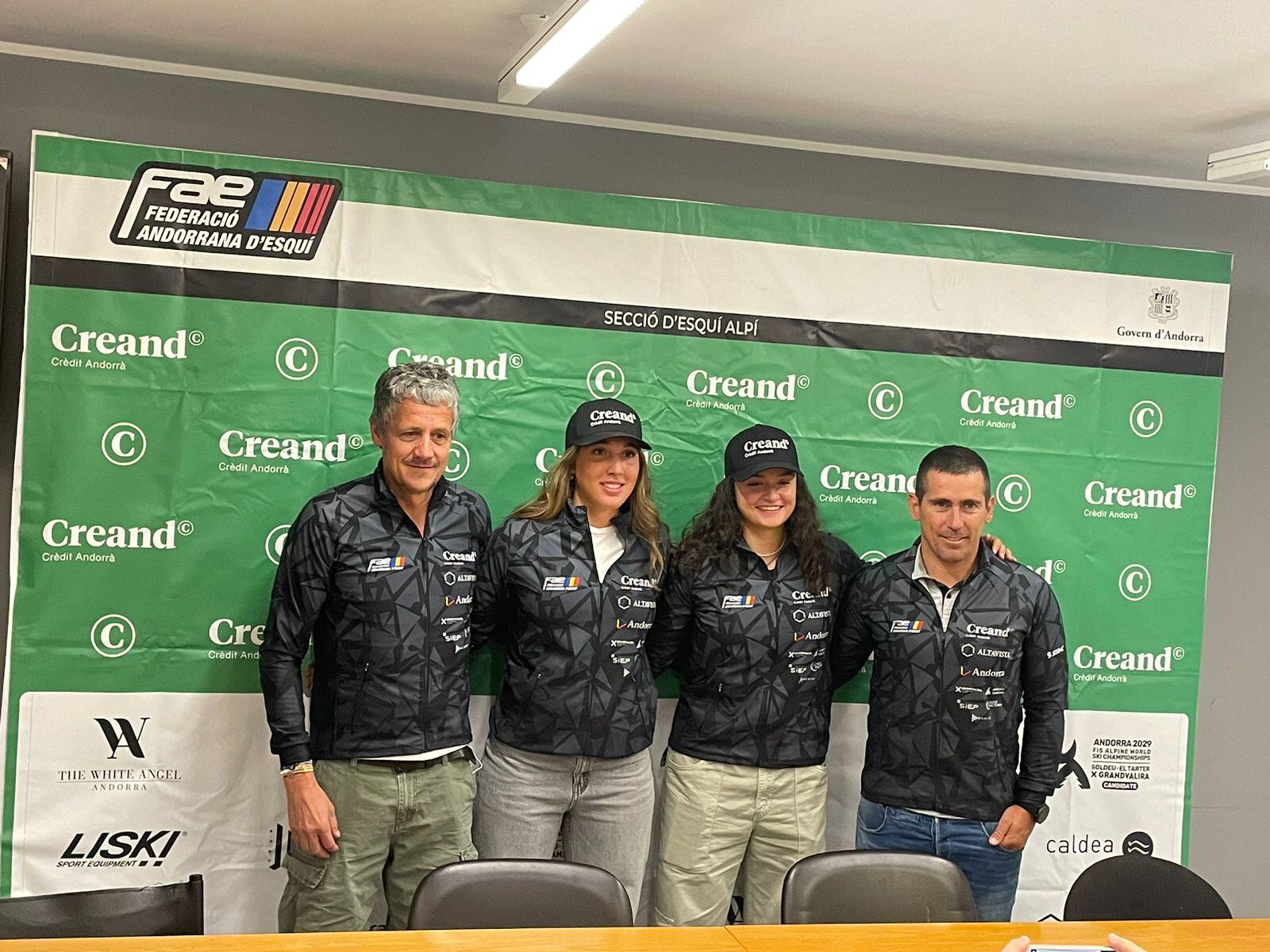 El gerent de la FAE Carles Visa amb Cande Moreno, Jordina Caminal i el nou responsable de la secció Xavier Bellsolà, a la seu de la FAE