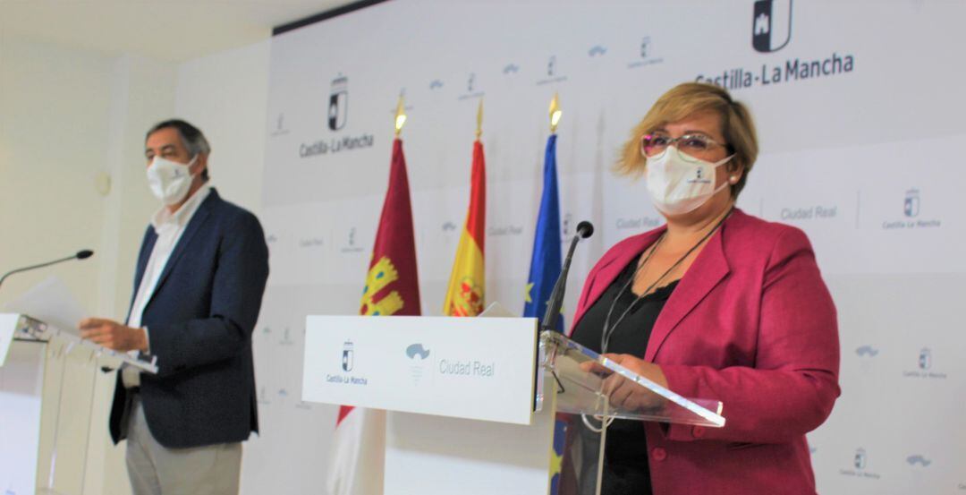 Carmen Teresa Olmedo, delegada de la Junta, a la derecha, junto al delegado provincial de Educación, José Caro