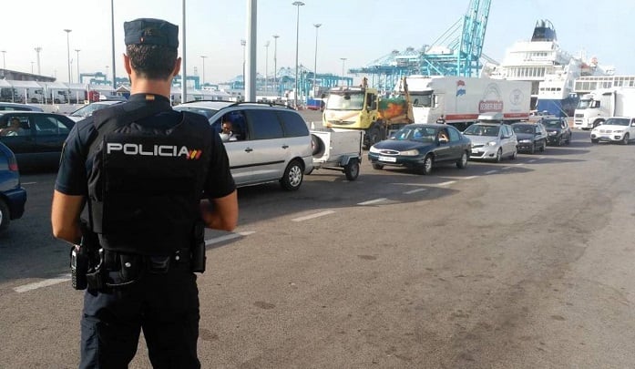 Un agente en el Puerto de Algeciras