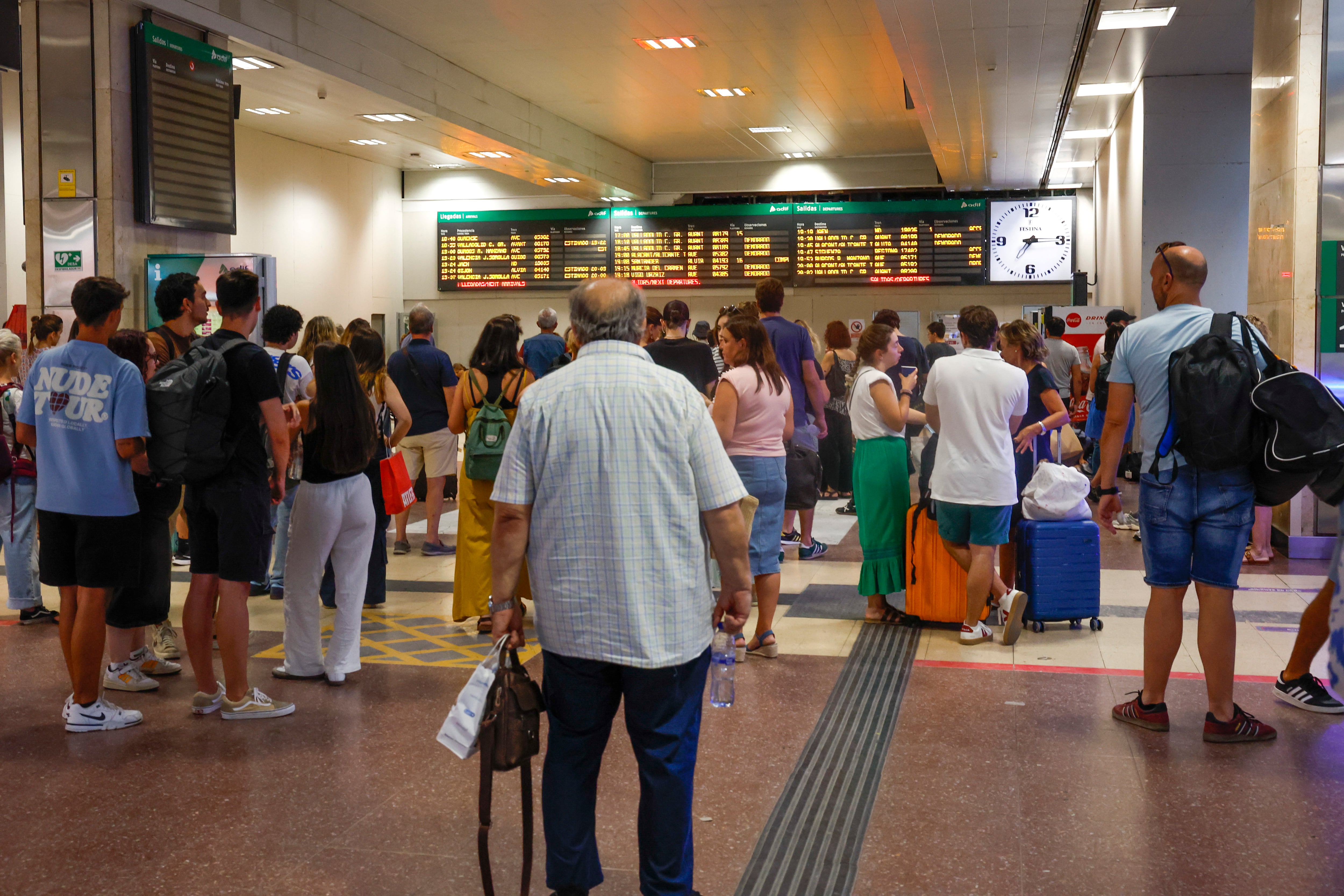 Varios pasajeros en el vestíbulo principal de la estación de Chamartín, en Madrid, este martes