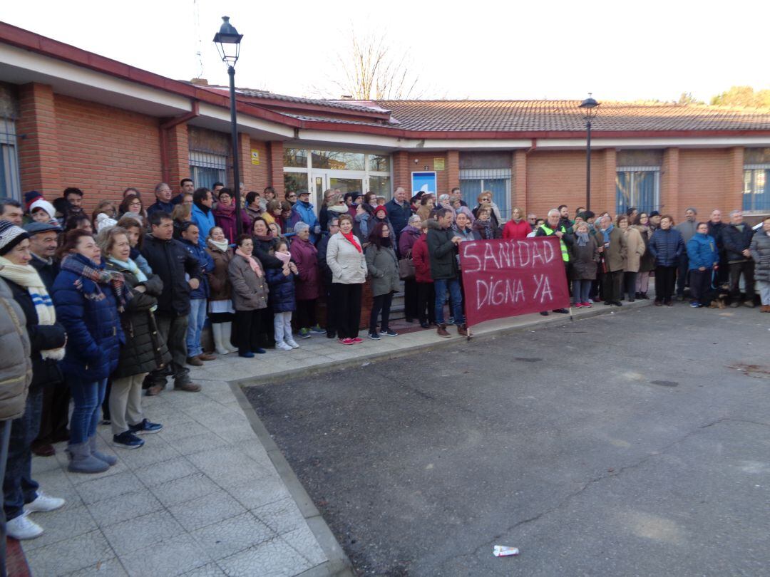 Las concentraciones presenciales de los primeros martes de mes en el Centro de Salud de Roa saltan ahora a la plataforma digital change.org