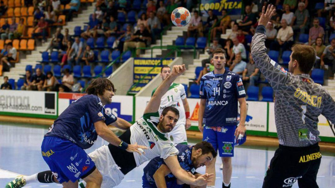 Ander Ugarte intenta un lanzamiento a puerta