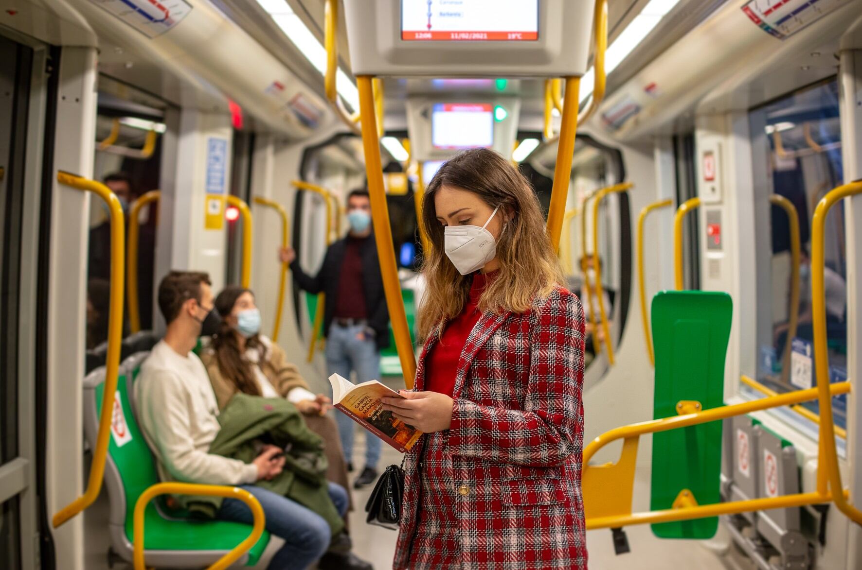 Usuarios en el metro de Málaga