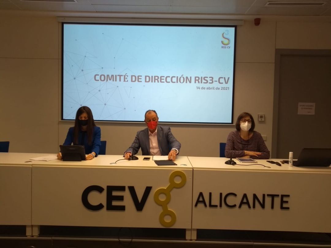 El presidente de la CEV, Salvador Navarro, en la reunión que ha mantenido esta mañana con la consellera Carolina Pascual (i) en la sede de Alicante.