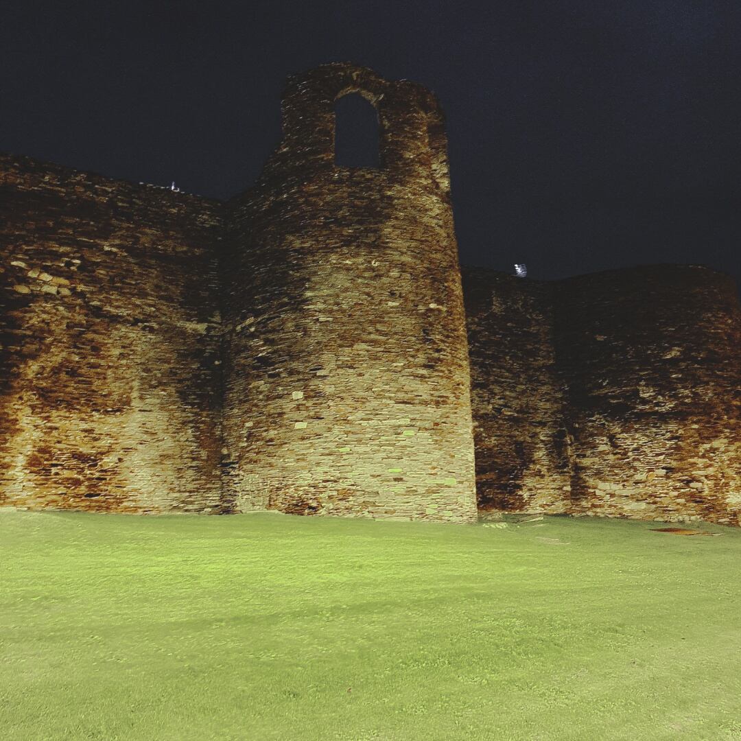 La Mosquera de la Muralla romana de Lugo fotografiada durante la noche.