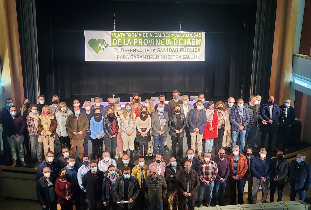 Foto de familia de los alcaldes y alcaldesas jiennenses que han promovido la Plataforma en defensa de la sanidad pública