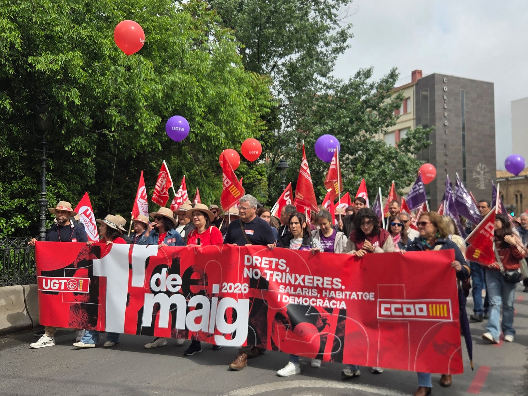 El lema de la manifestación del 1 de mayo ha sido 'Drets, no trinxeres, salaris, habitatge i democràcia'