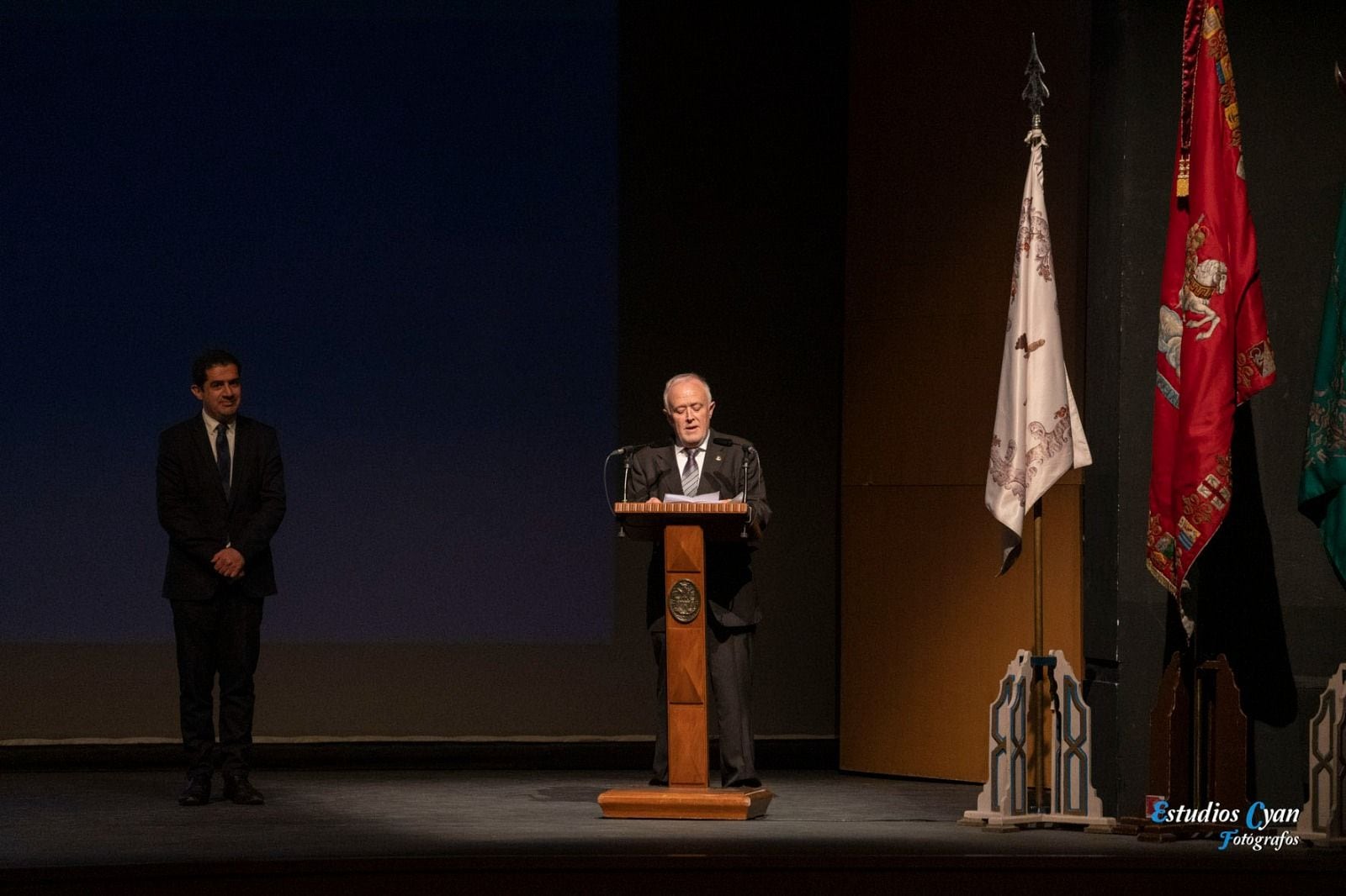 Juan José Olcina, presidente ASJ Alcoy en su discurso de Vespra d'Abril, junto al alcalde de Alcoy, Antonio Francés