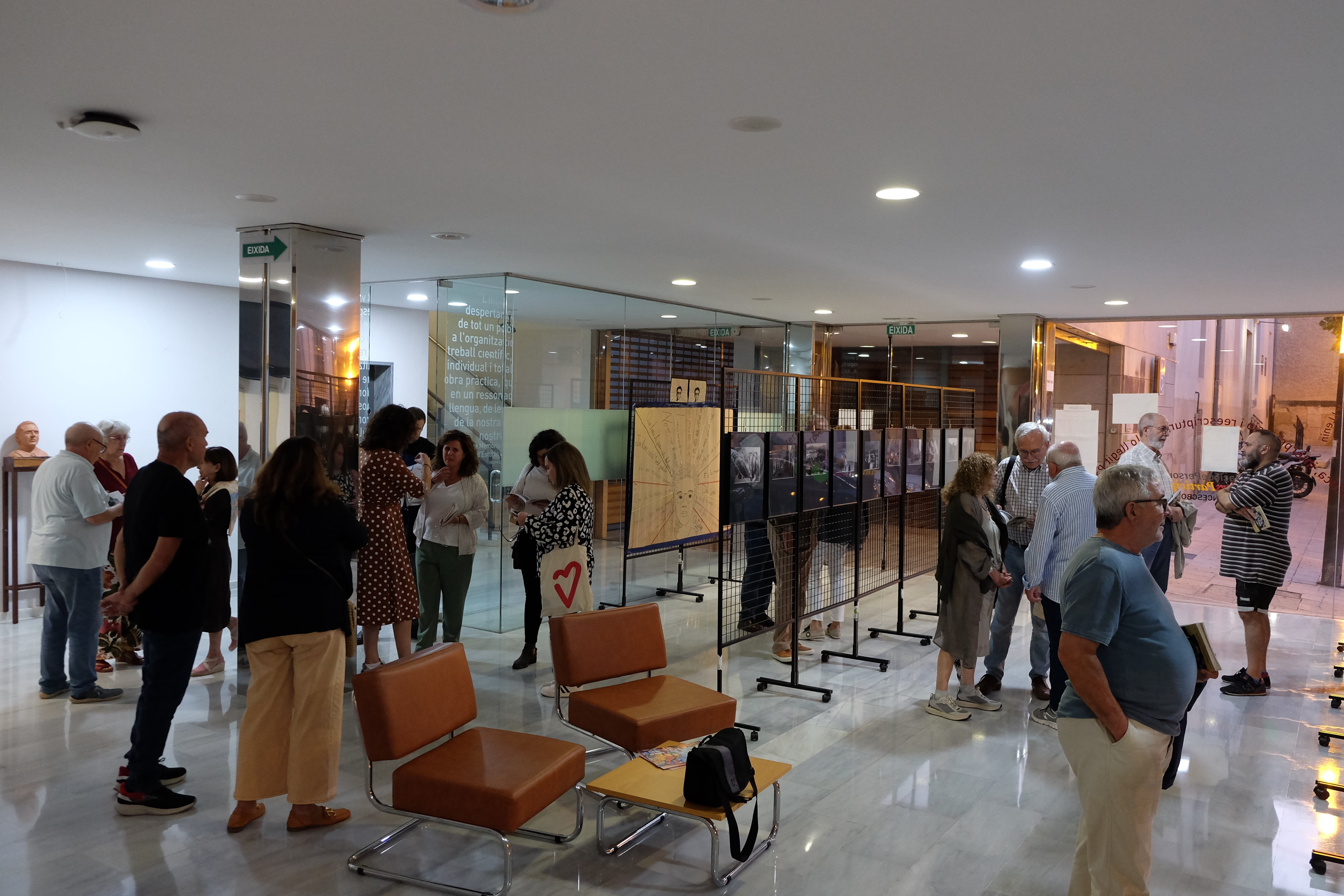 Exposición en la Escuela de Adultos de Xàtiva (Fuente: Amics de la Costera)