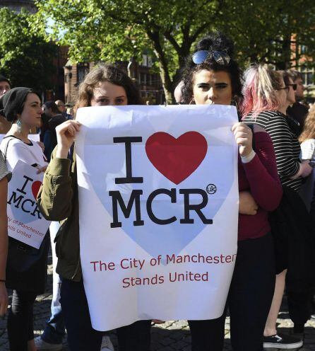 Varias personas asisten a una vigilia por las víctimas del atentado en Manchester