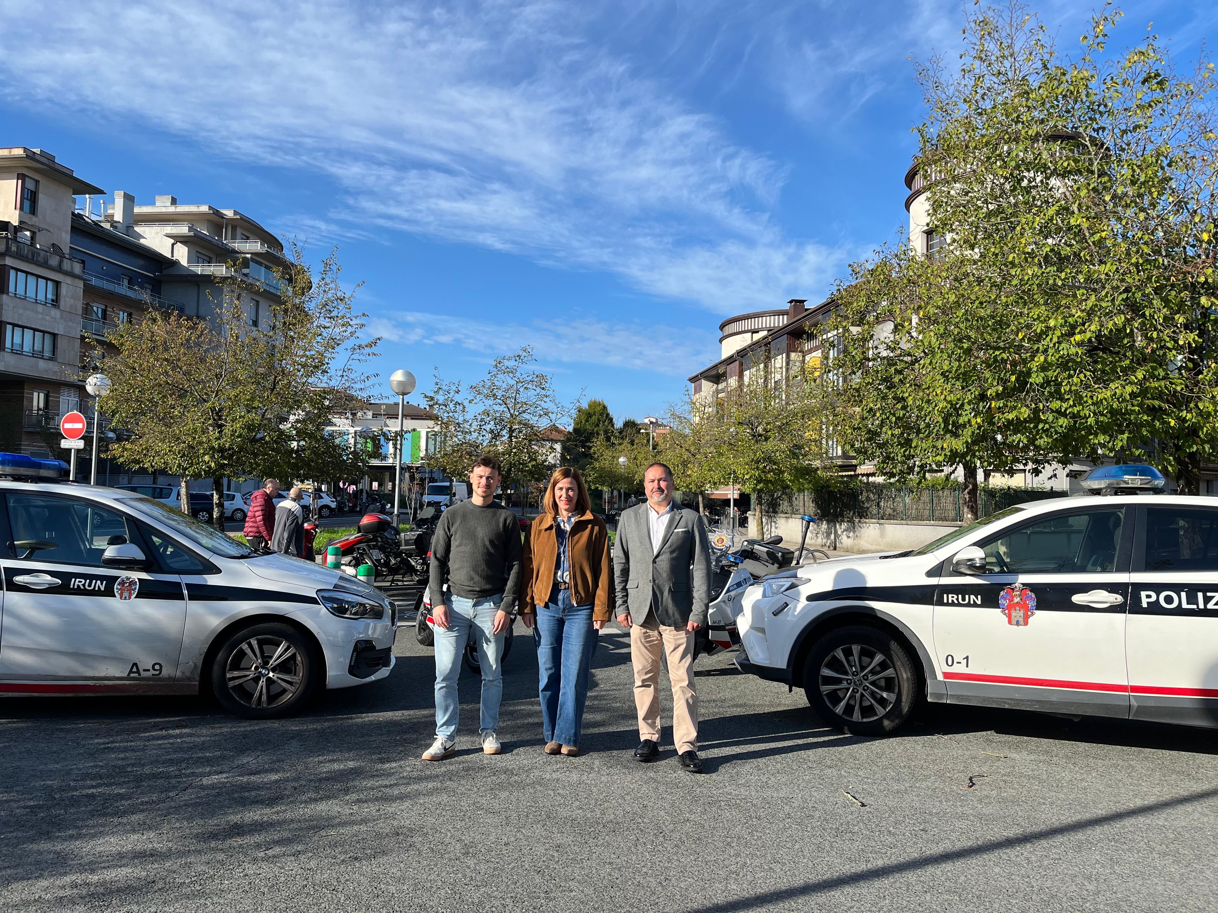 Sergio Javier, delegado de Personas y Servicios Generales, la Alcaldesa de Irun Cristina Laborda y el delegado de Seguridad y Convivencia Ciudadana Iñigo Berges.