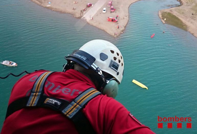 Imatge facilitada pels Bombers des de l'helicòpter que ha participat en el rescat de la dona ofegada al pantà de Sant Antoni.