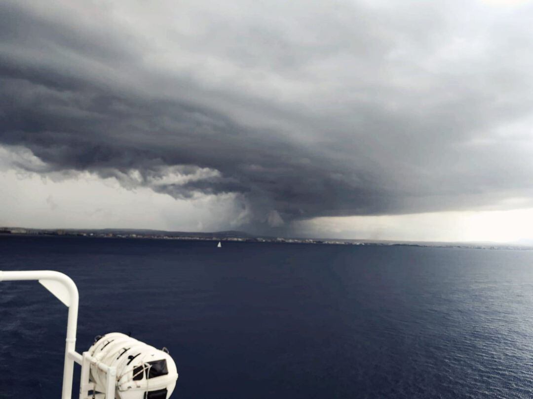 La tormenta del pasado 29 de agosto en Mallorca, vista desde el mar