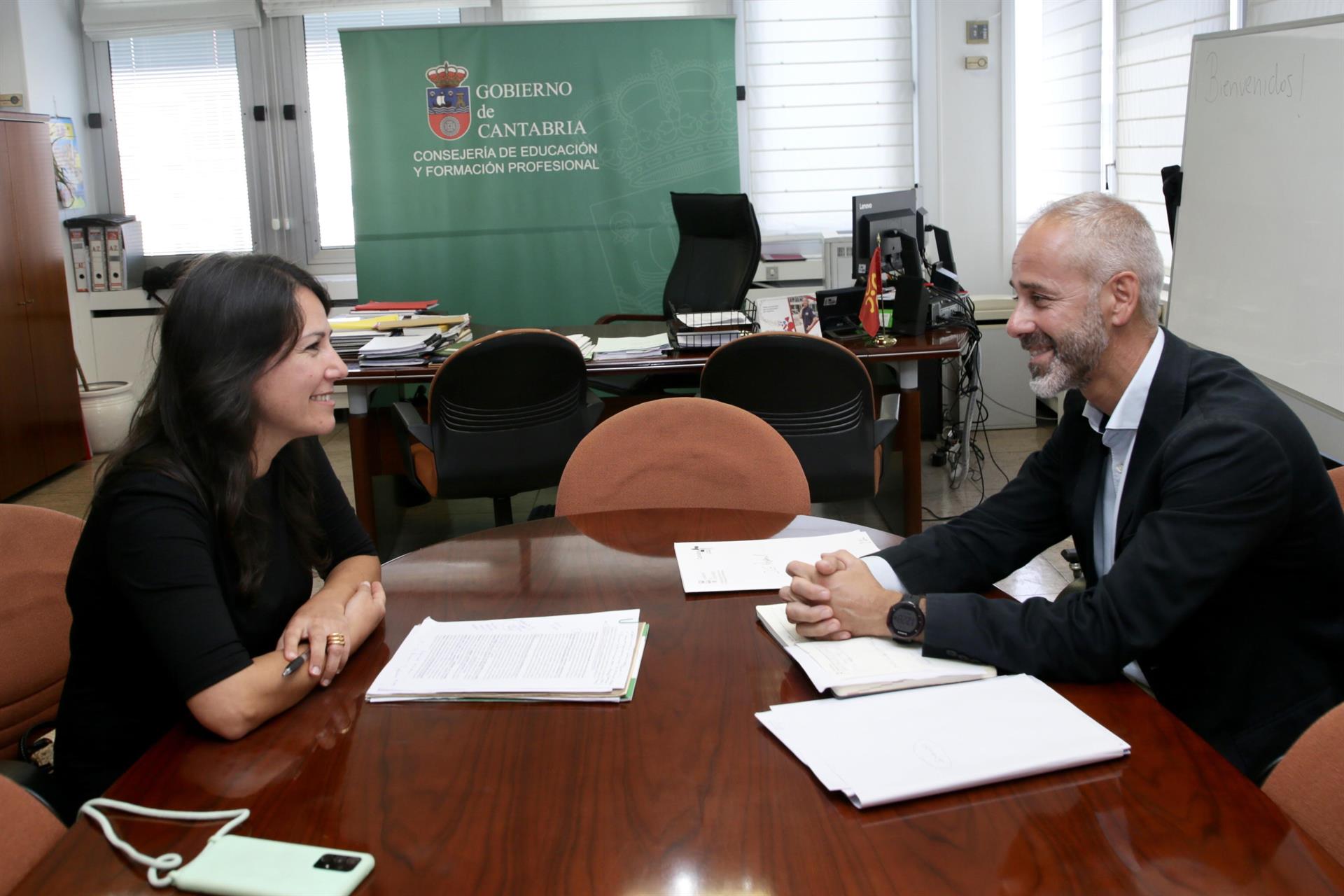 Reunión entre el consejero de Educación y la Junta de Personal