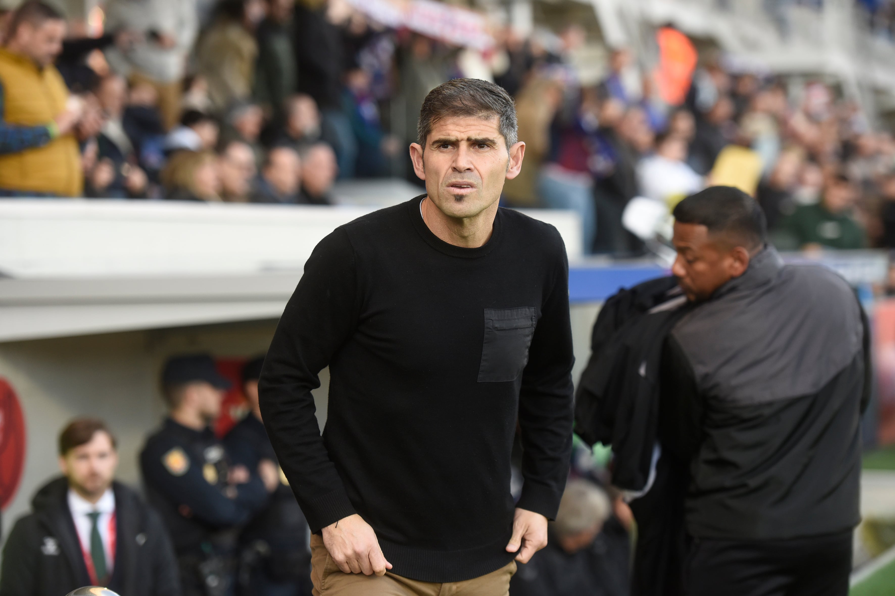 HUESCA, 04/01/2025.- El entrenador del Huesca, Antonio Hidalgo, este sábado durante el partido de tercera ronda de la Copa del Rey celebrado en el estadio El Alcoraz.-EFE/ Javier Blasco
