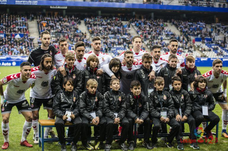 El once de la Cultural en el Tartiere posa con una representación de la cantera del club
