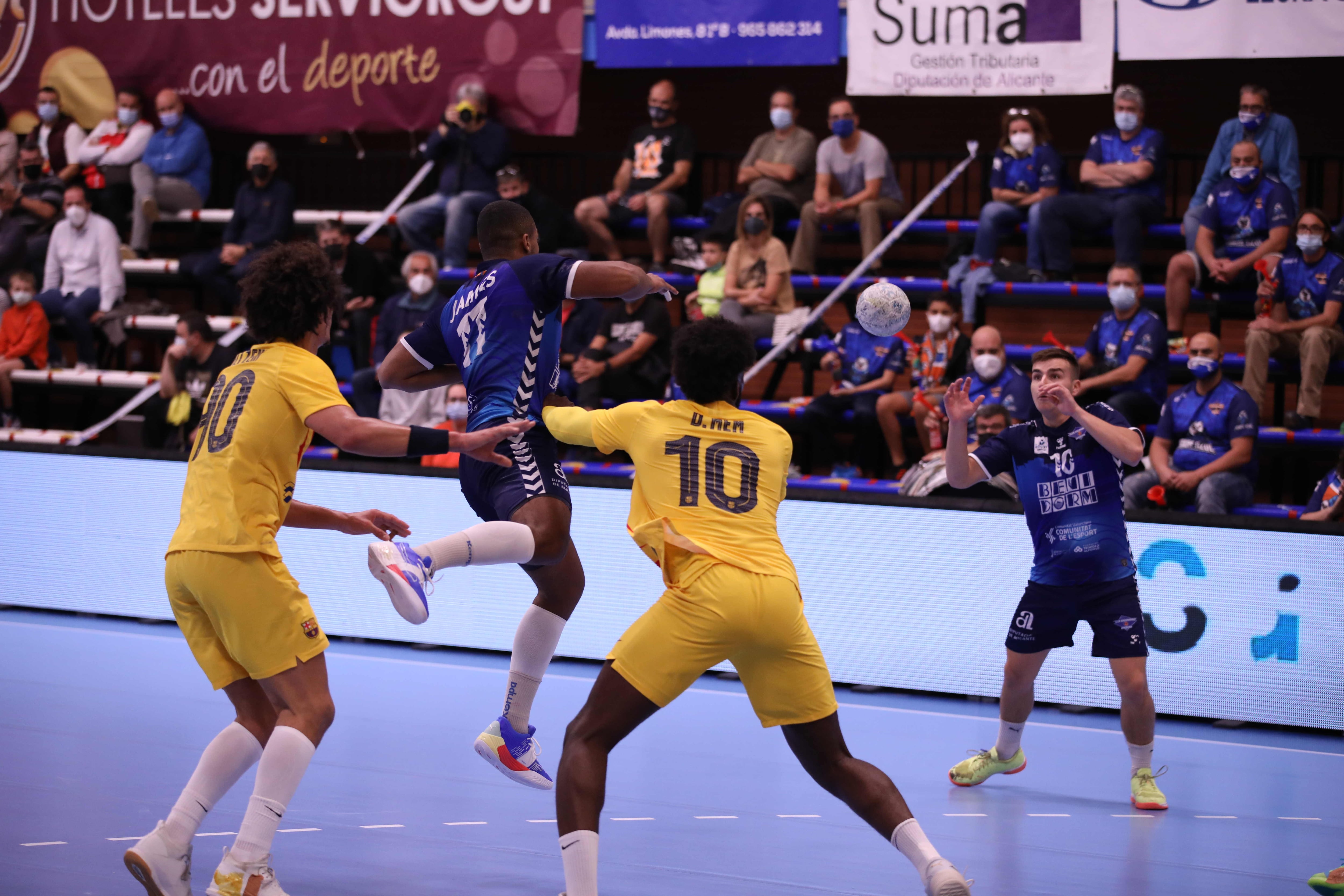 Balonmano Benidorm durante el partido de ida ante el BM Barcelona