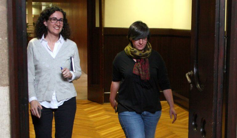 La portaveu de JxSí, Marta Rovira, i la presidenta del grup parlamentari de la CUP, Mireia Boya, després de signar l'esmena transaccional conjunta