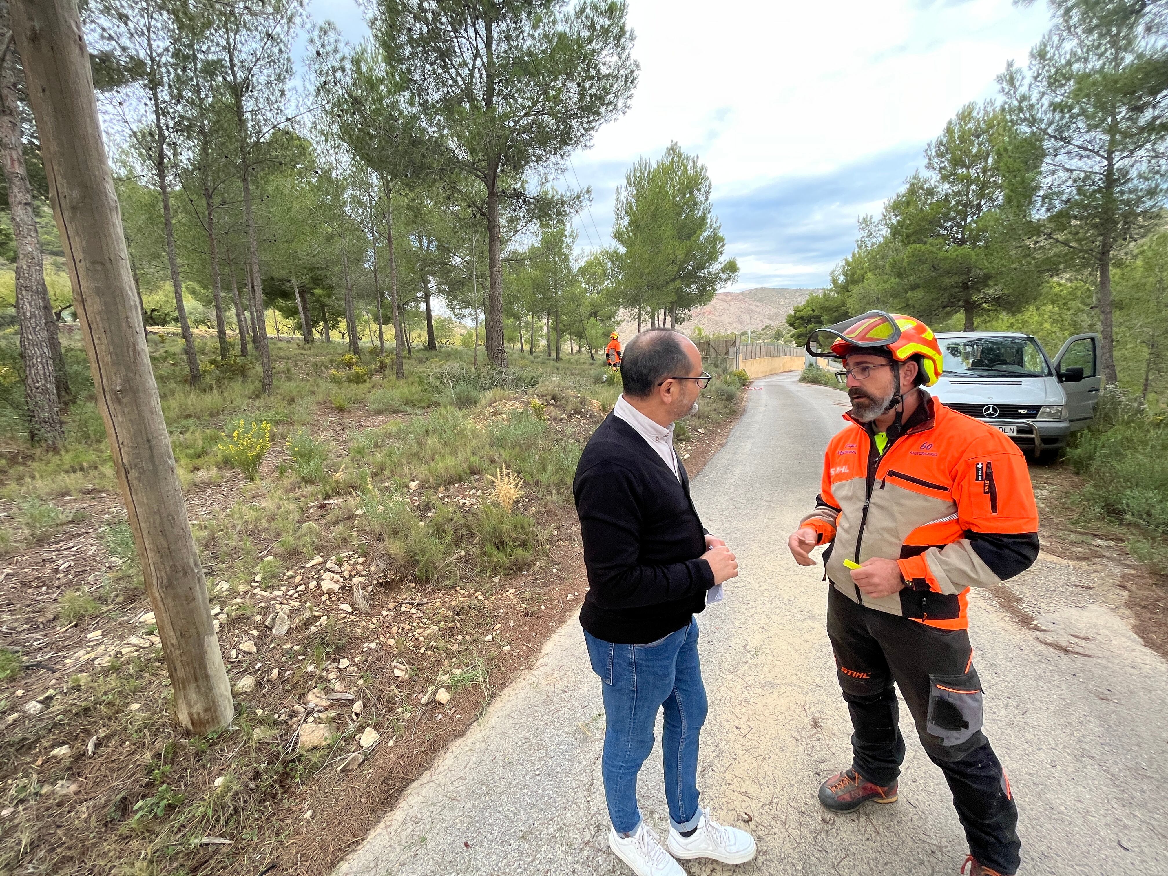 Fernando Díaz, concejal de Medio Ambiente de Petrer en la zona de la Almadraba