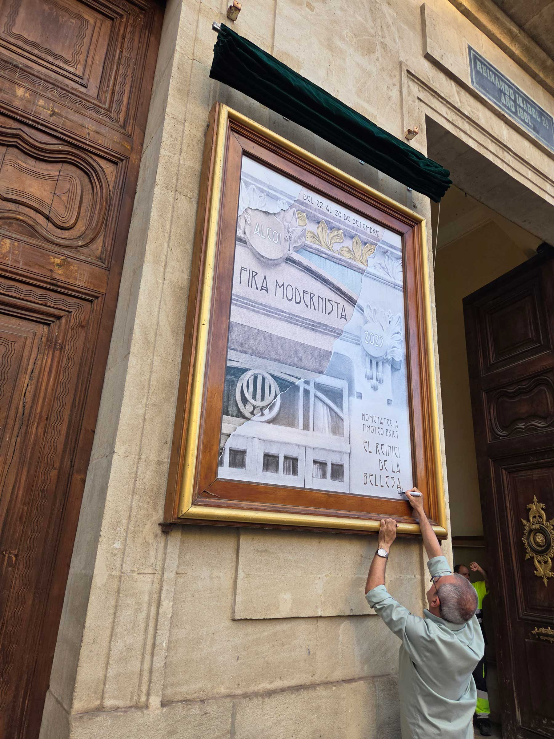 El pintor David Pastor, firmando su cartel