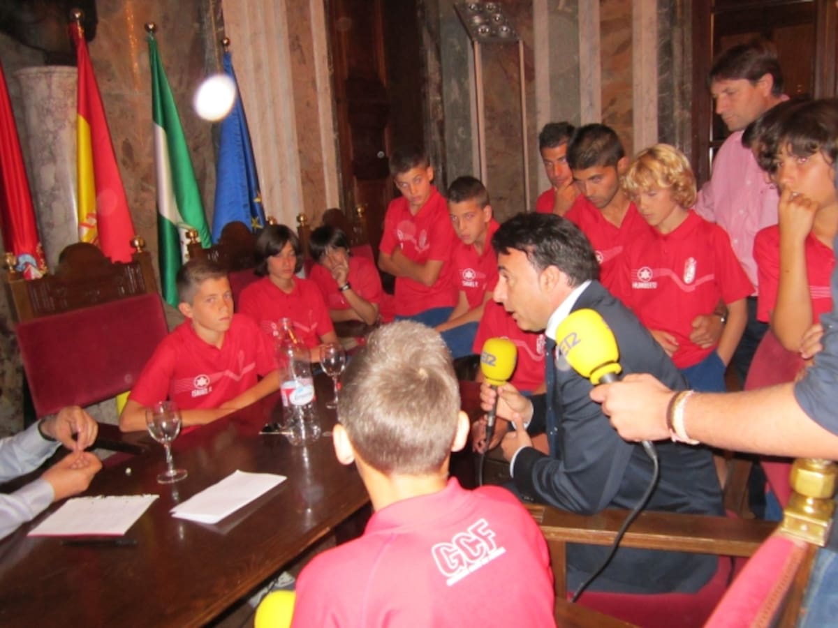 Enrique Pina, con sus alevines