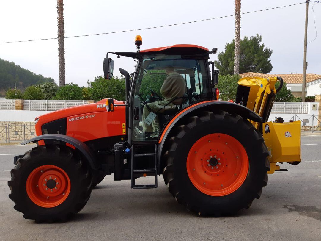 Tractor adquirido por el Ayuntamiento de Sax 