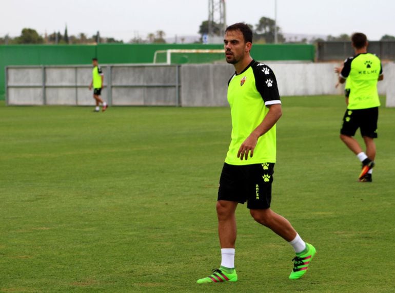 Javi Matilla durante un entrenamiento del Elche C.F.