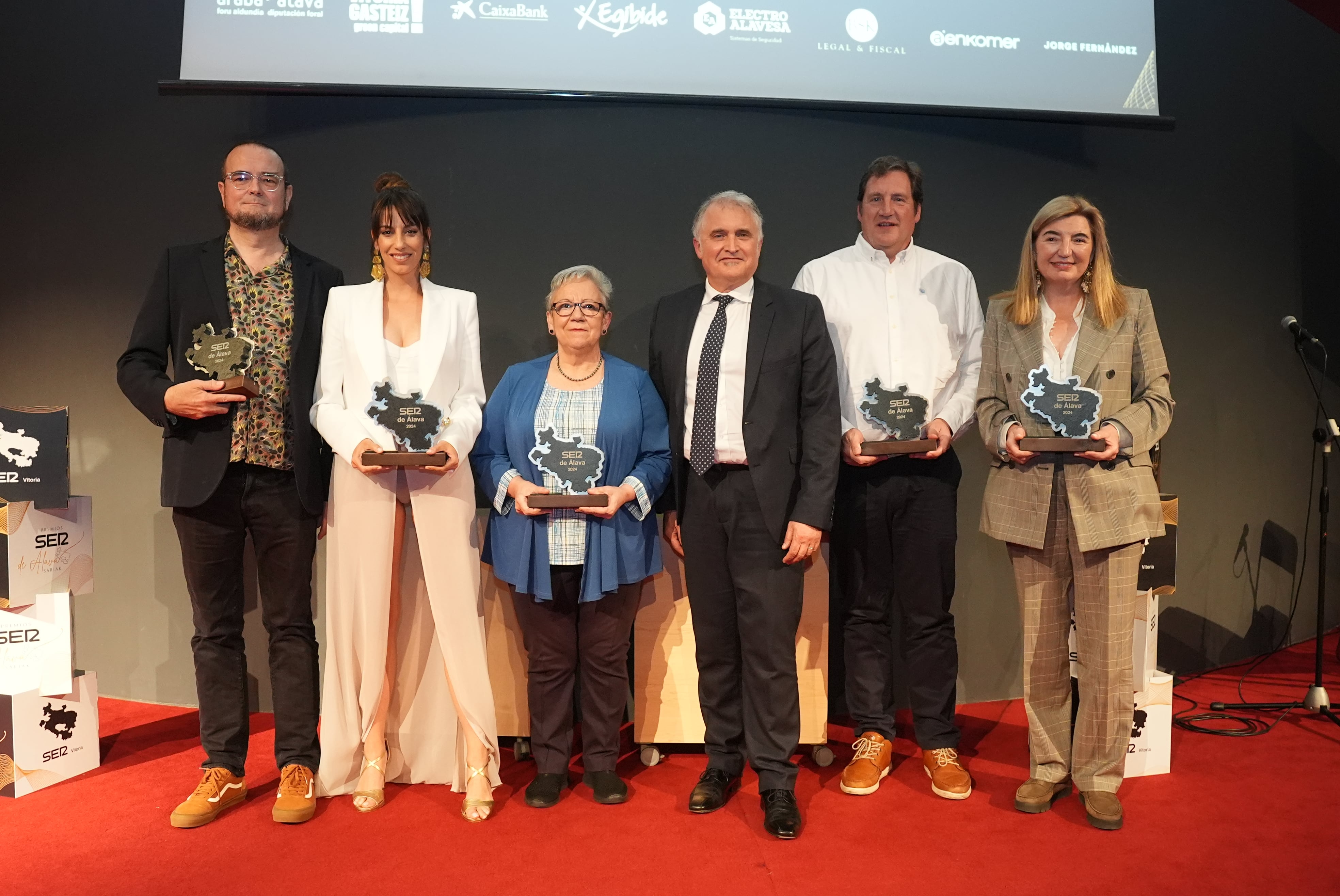 José Luis Martín, director de SER Vitoria junto a los premiados