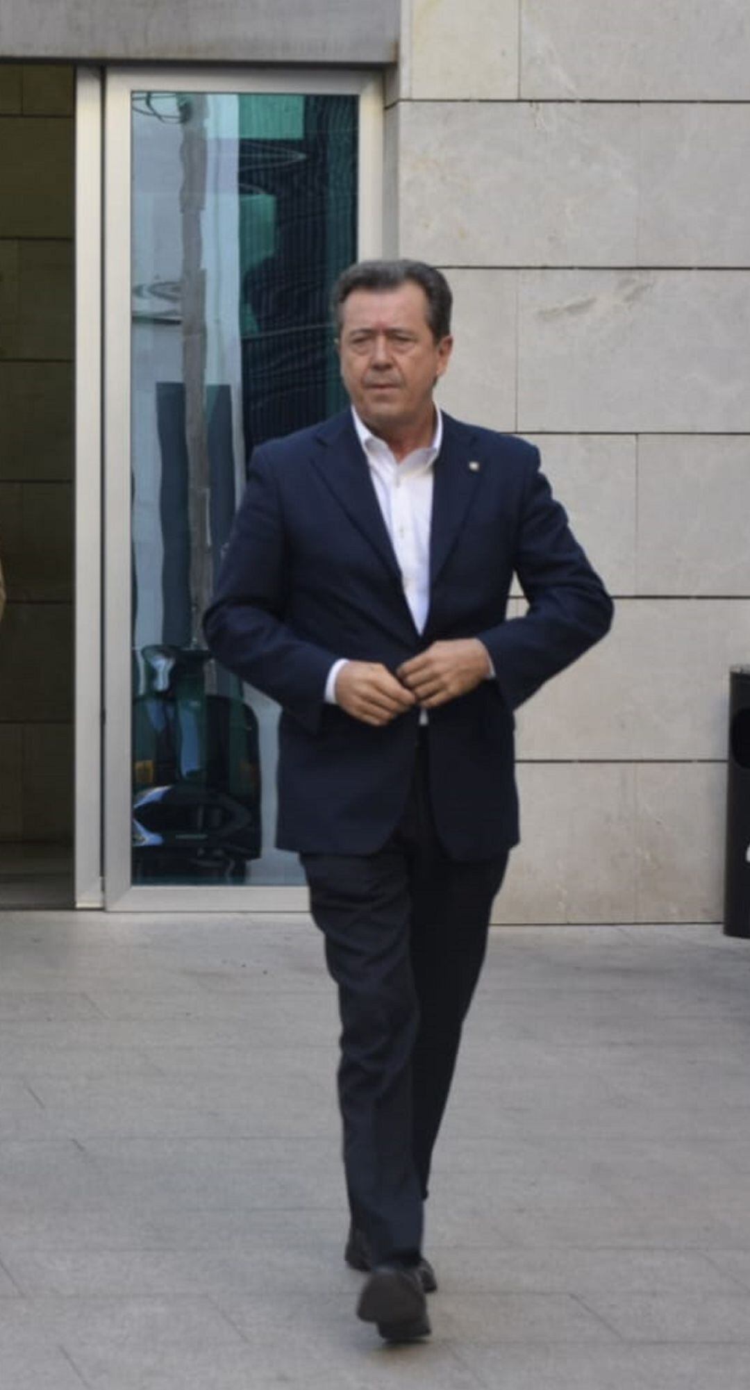 Juan Fernández, ex alcalde de Linares, a la salida de los juzgados, en una fotografía de archivo.