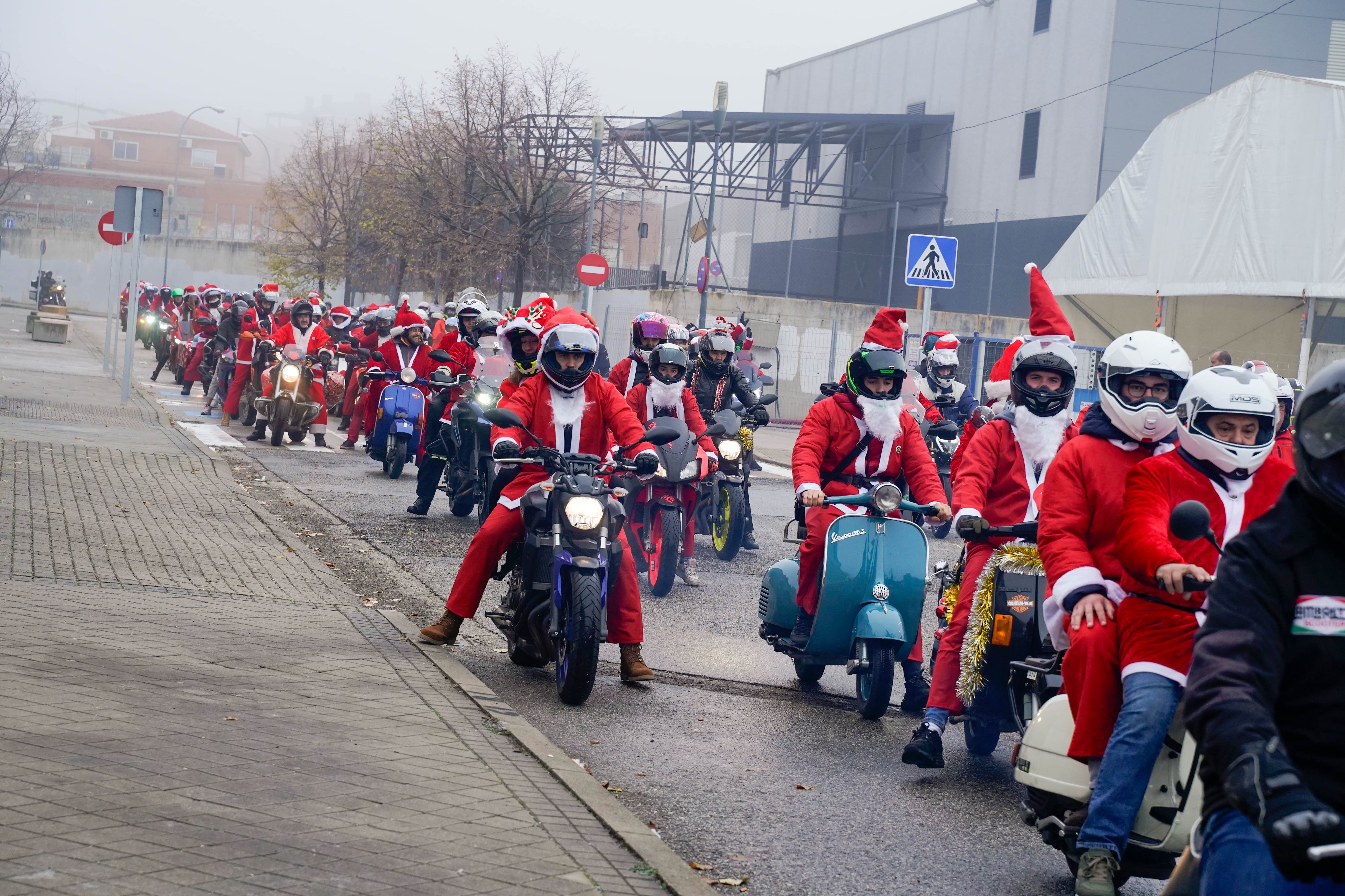 Las donaciones, recogidas por unos Papá Noeles en vespa, se destinan a las familias inscritas en Servicios Sociales