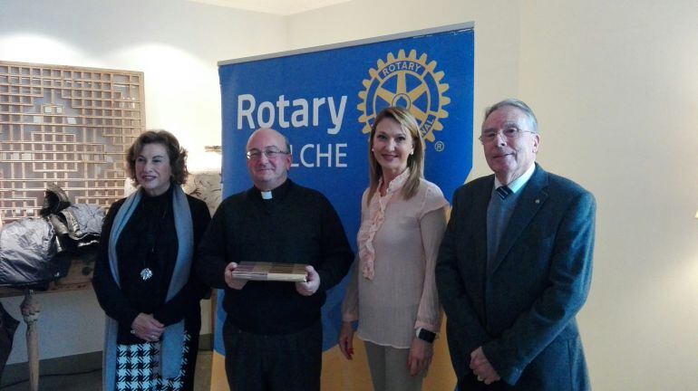 El obispo electo de Menorca con miembros del Rotary Club Elche