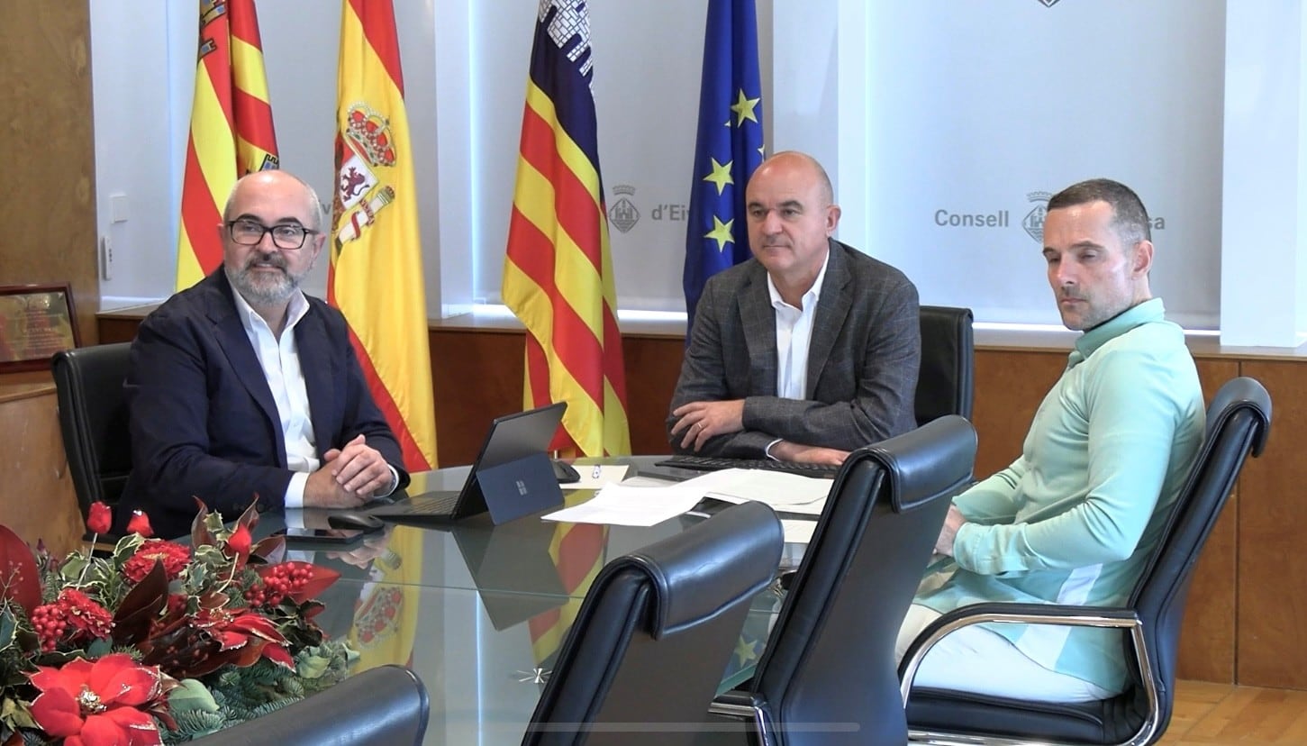 Vicent Mari, junto al alcalde de Sant Josep y el vicepresidente del Consell