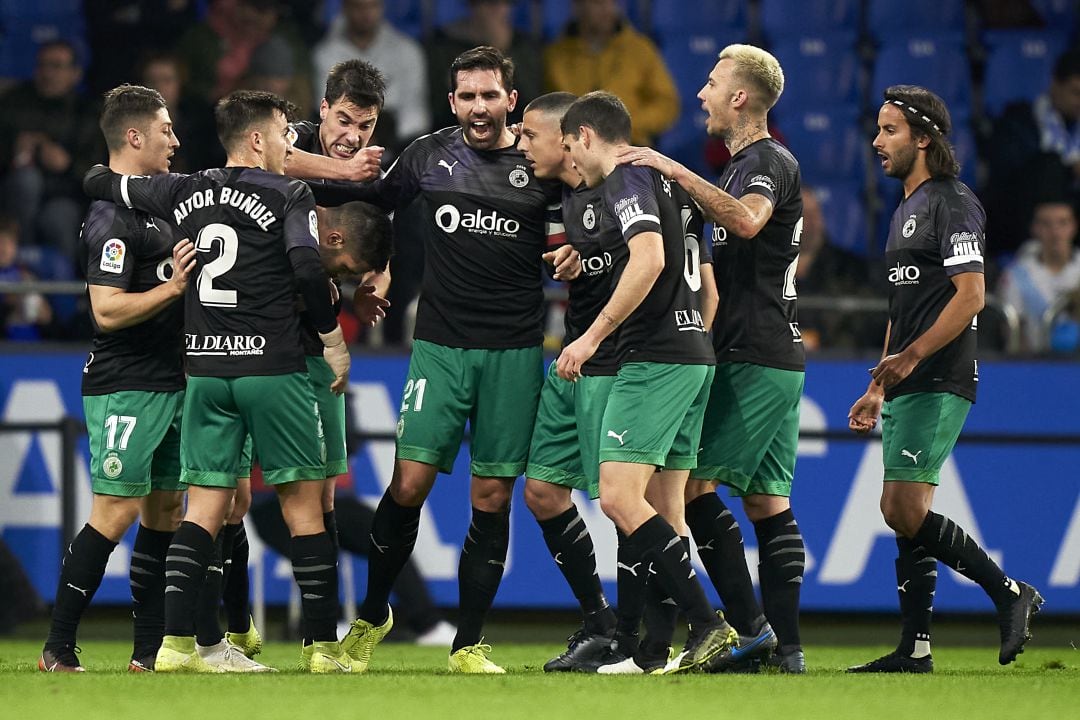 Los jugadores del Racing celebran un gol ante el Dépor en Riazor