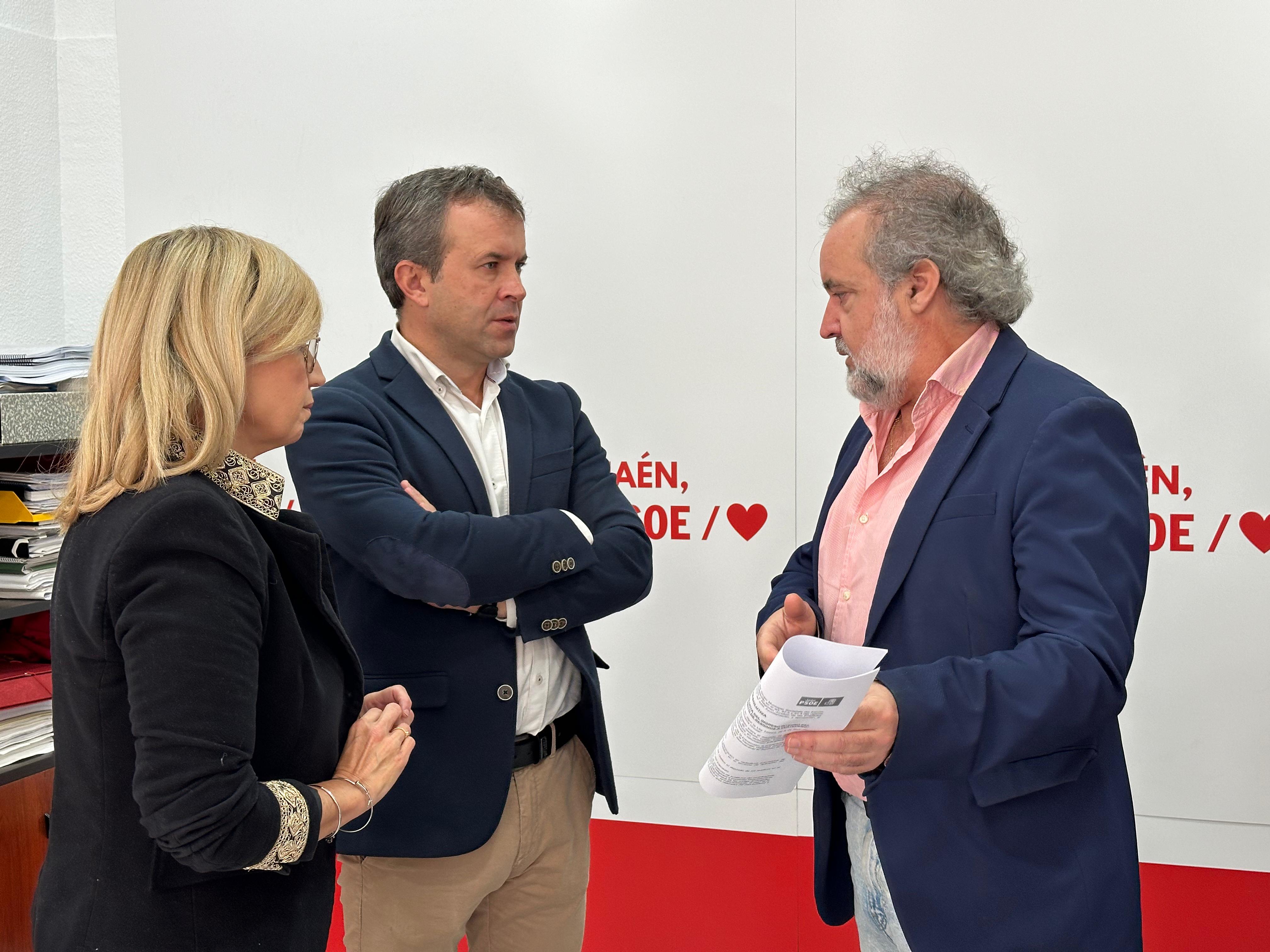 De izqda a dcha, los concejales socialistas Mari Carmen Angulo, Julio Millan y Francisco Lechuga.