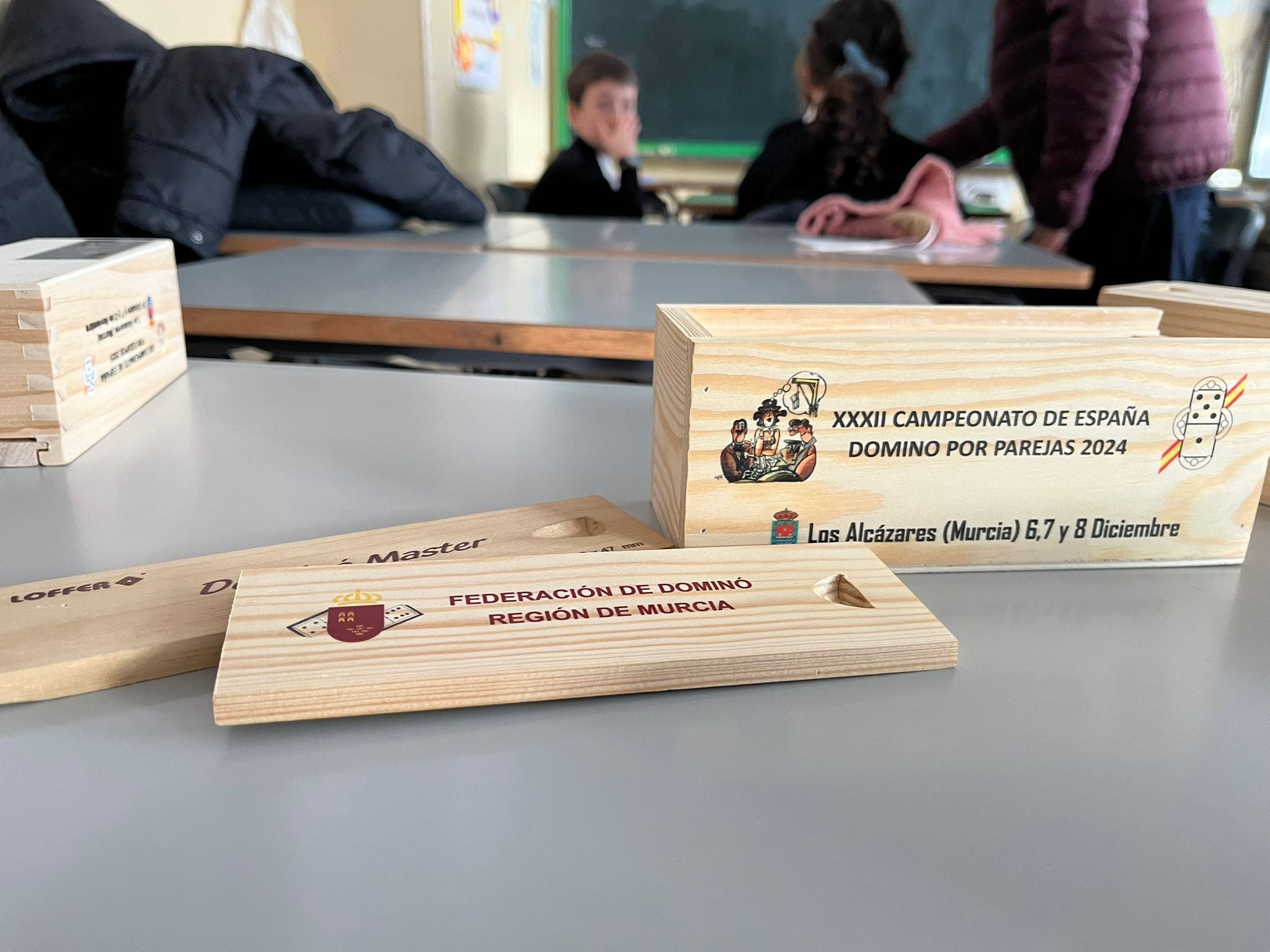 El dominó se reinventa como deporte escolar en Cartagena