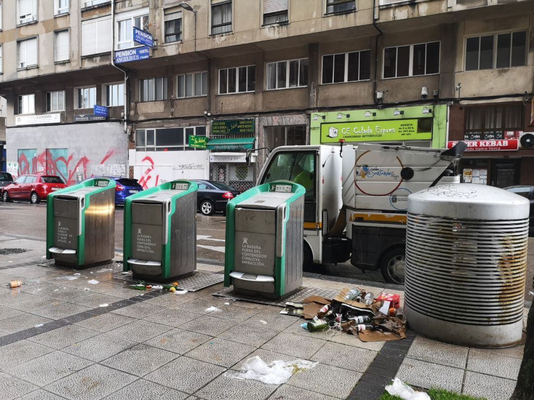 La suciedad en una de las calles de Santander.